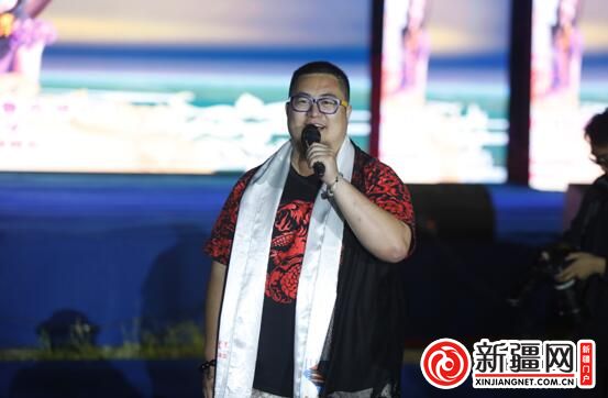 王洋演唱《新疆人》，并与现场观众互动。